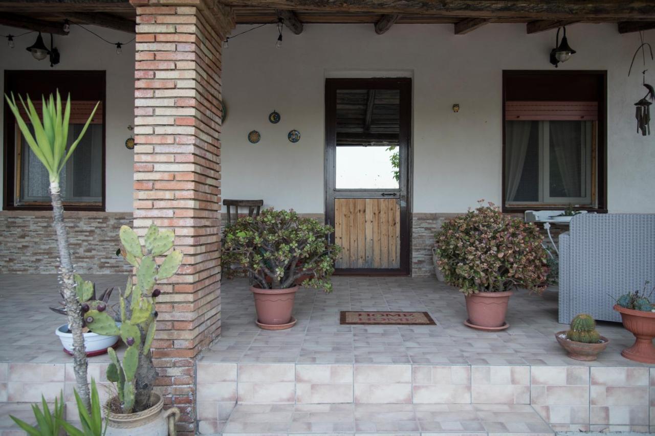 Гостевой дом Poggio Vento Country House Naro Экстерьер фото